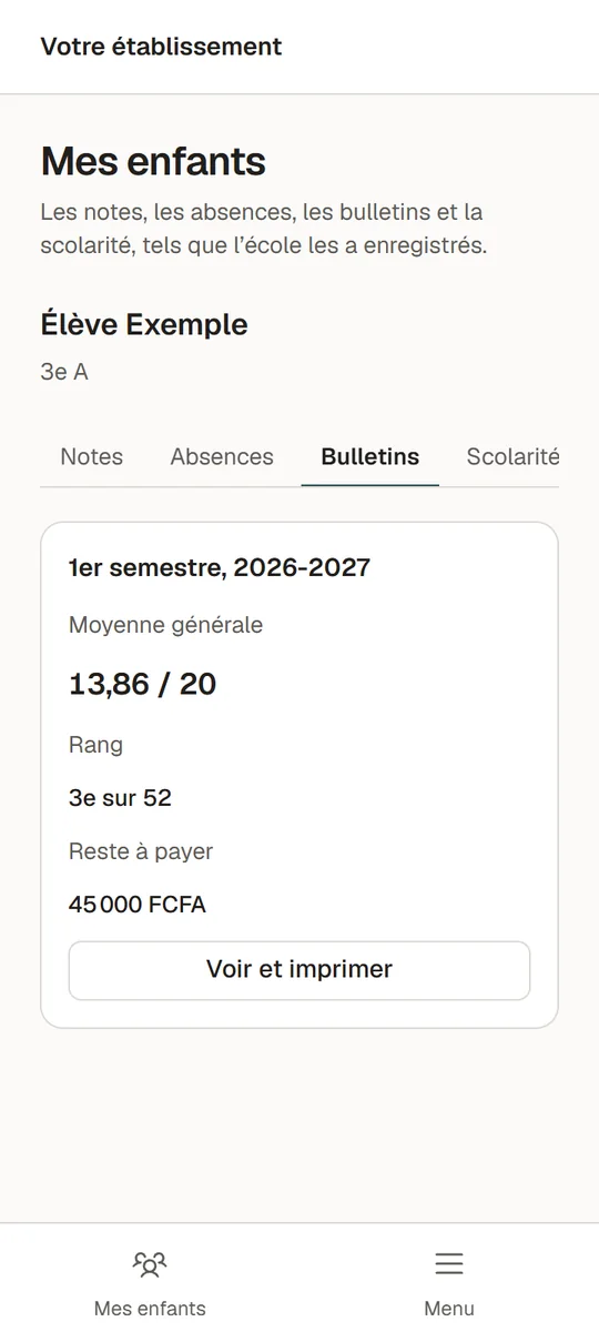 L’espace famille sur le téléphone d’un parent, avec la moyenne du semestre, devant un bulletin spécimen et le reçu d’un paiement mobile money.